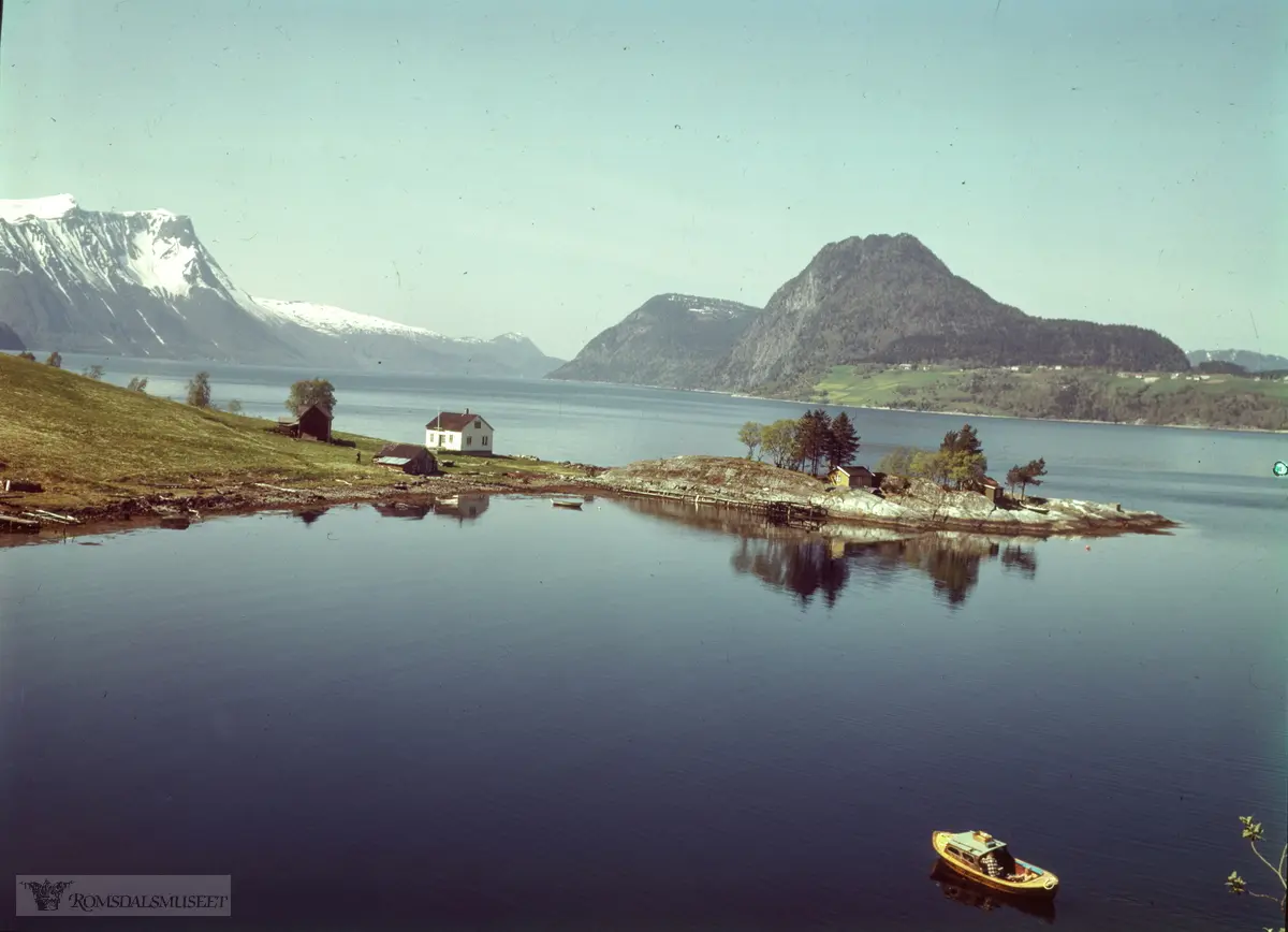 Innholmen, Romsdalsfjorden. Bak t.v. Stolane og fjella midt i bildet er f.v. Frisvollfjellet og Torvikveten. Torvikgardane t.h.