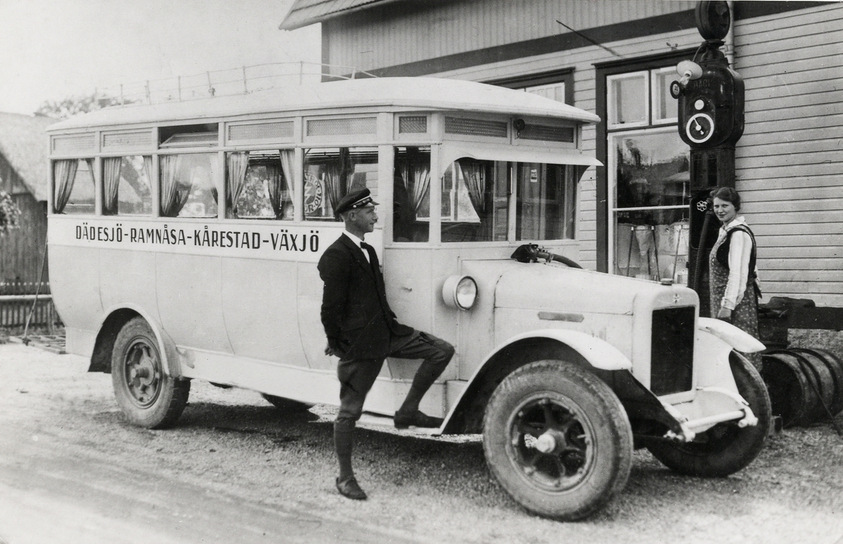 En buss har stannat för påfyllnad av bensin vid busslinjen Dädesjö - Växjö, ca 1925.
Chauffören Hjalmar Engqvist står utanför.