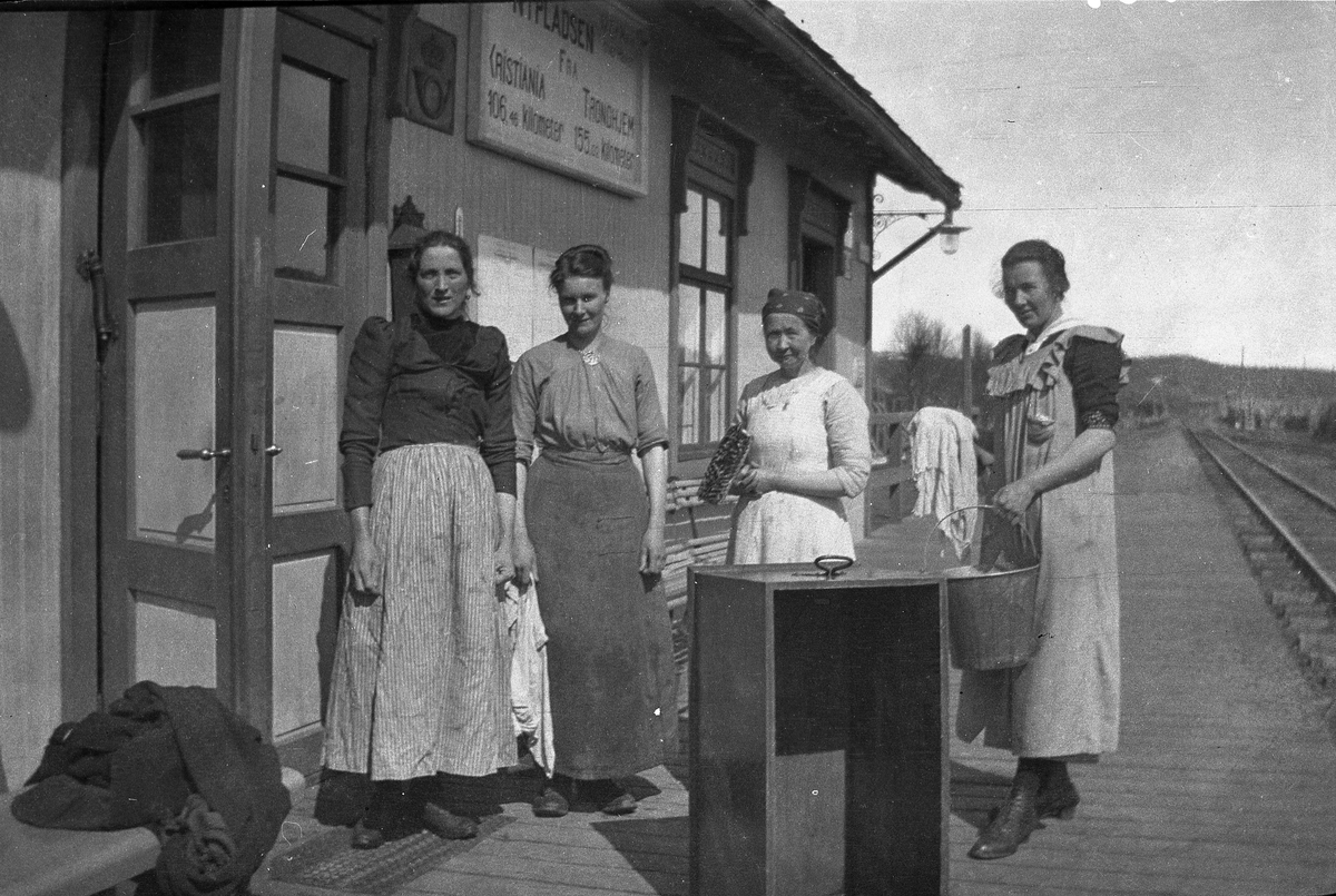 Fire kvinner har rundvask i ekspedisjonsbygget ved Nypladsen stoppested ca. 1920 (Orvos)