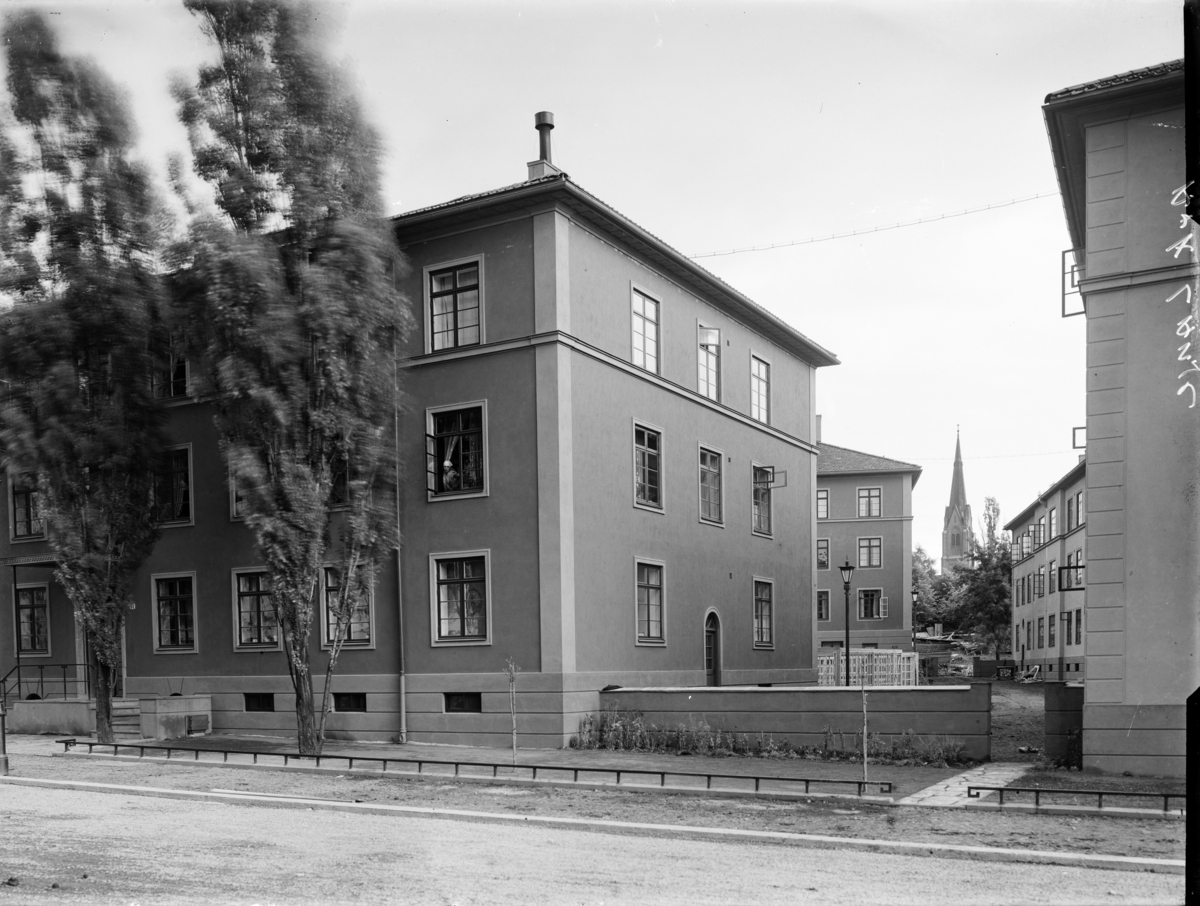 Bygninger i Eckersbergs gate med Uranienborg kirke i bakgrunnen.