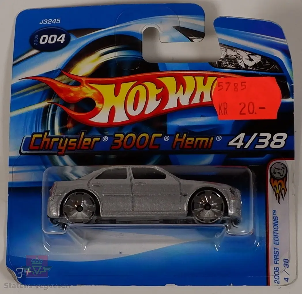 Modellbil av en Chrysler 300C Hemi, modellbilen er farget s;lv med chrome detaljer.