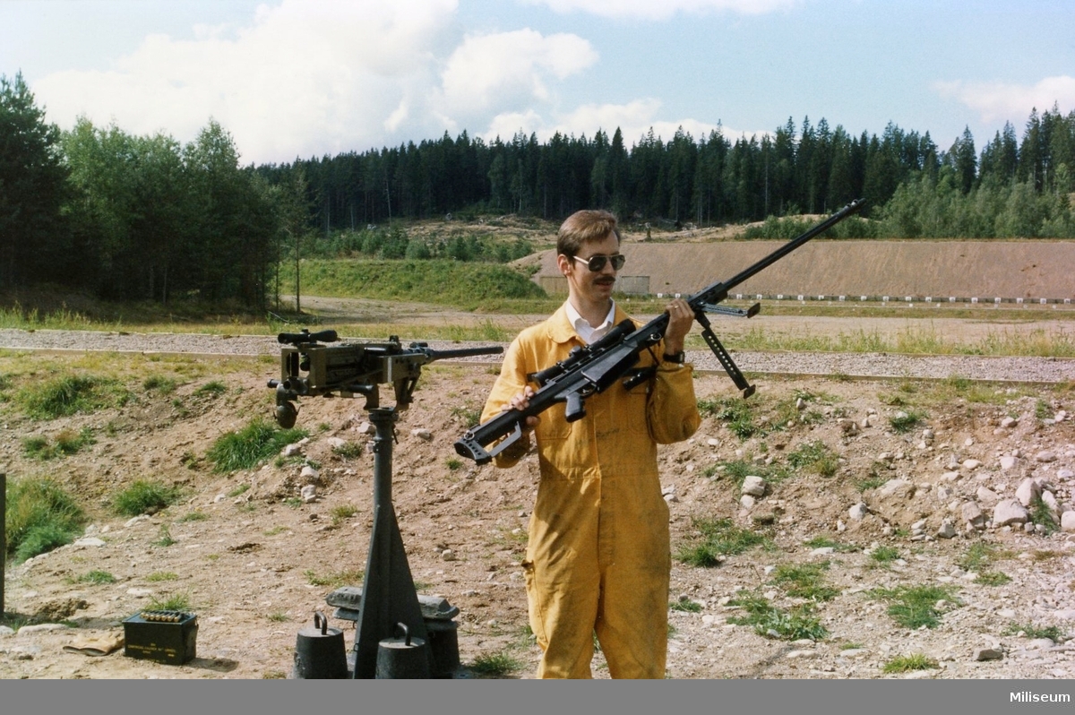 Försvaret materielverk (FM) demonstration av vapen.

Automatgevär 90C (AG 90C) och kulspruta 88 (Tung kulspruta 12,7 mm) i bakgrunden.