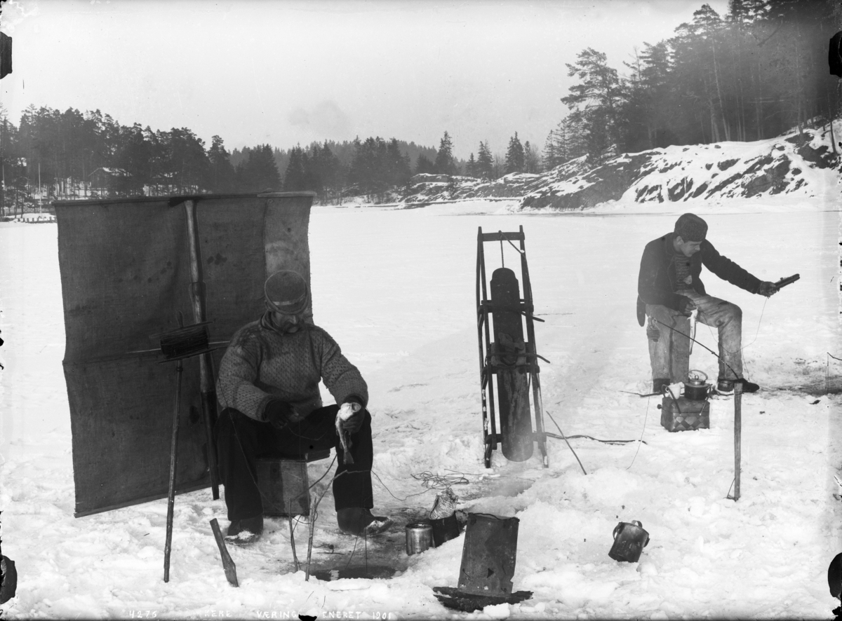 To menn fisker på isen