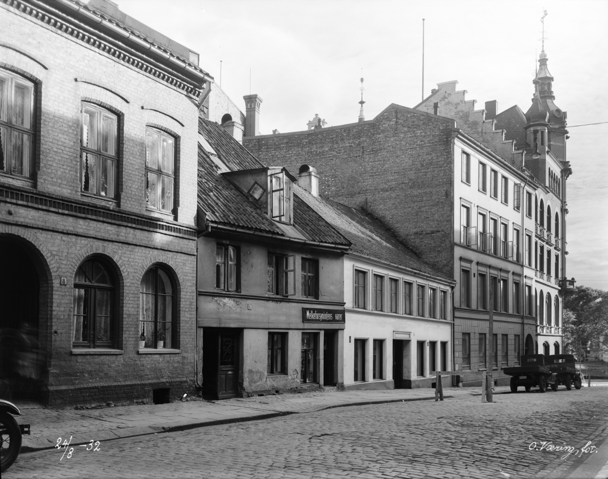 Gatebilde fra Grüners gate, med bygårder og forretning: Melkeforsyningens varer.