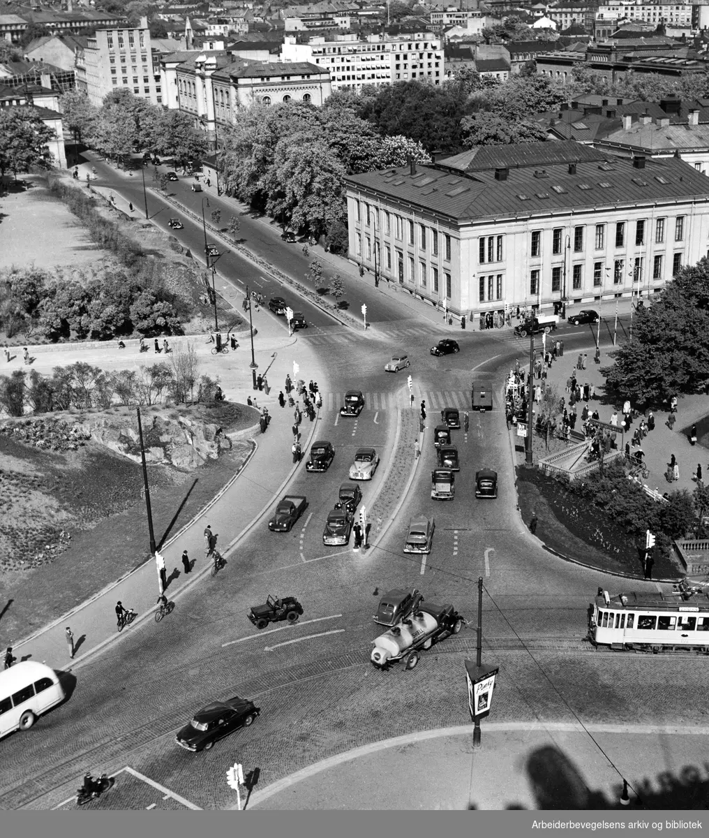 Området ved Frederiks gate, Drammensveien (nå Henrik Ibsens gate) og Karl Johans gate. Abelhaugen og Nisseberget til venstre. Deler av Studenterlunden til høyre. Universitetet. Mai 1950.