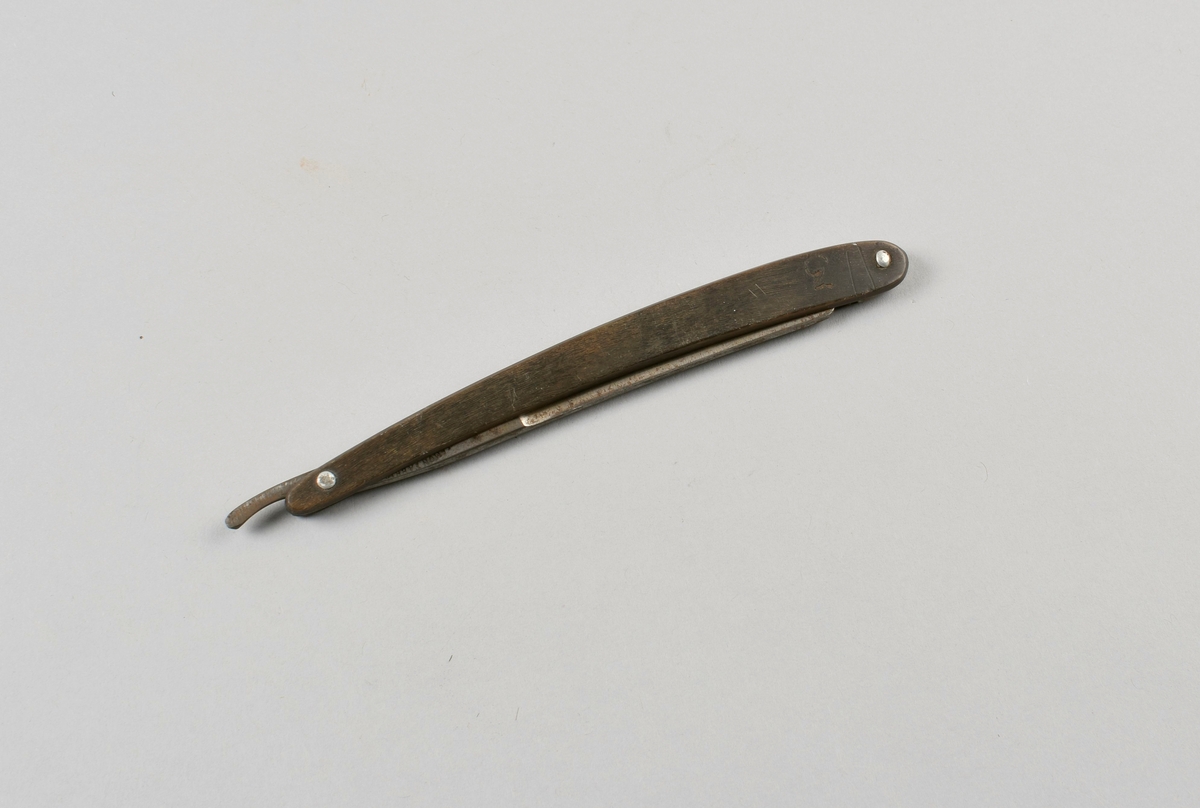 Sammenleggbar barberkniv med stålblad og brunsort skaft