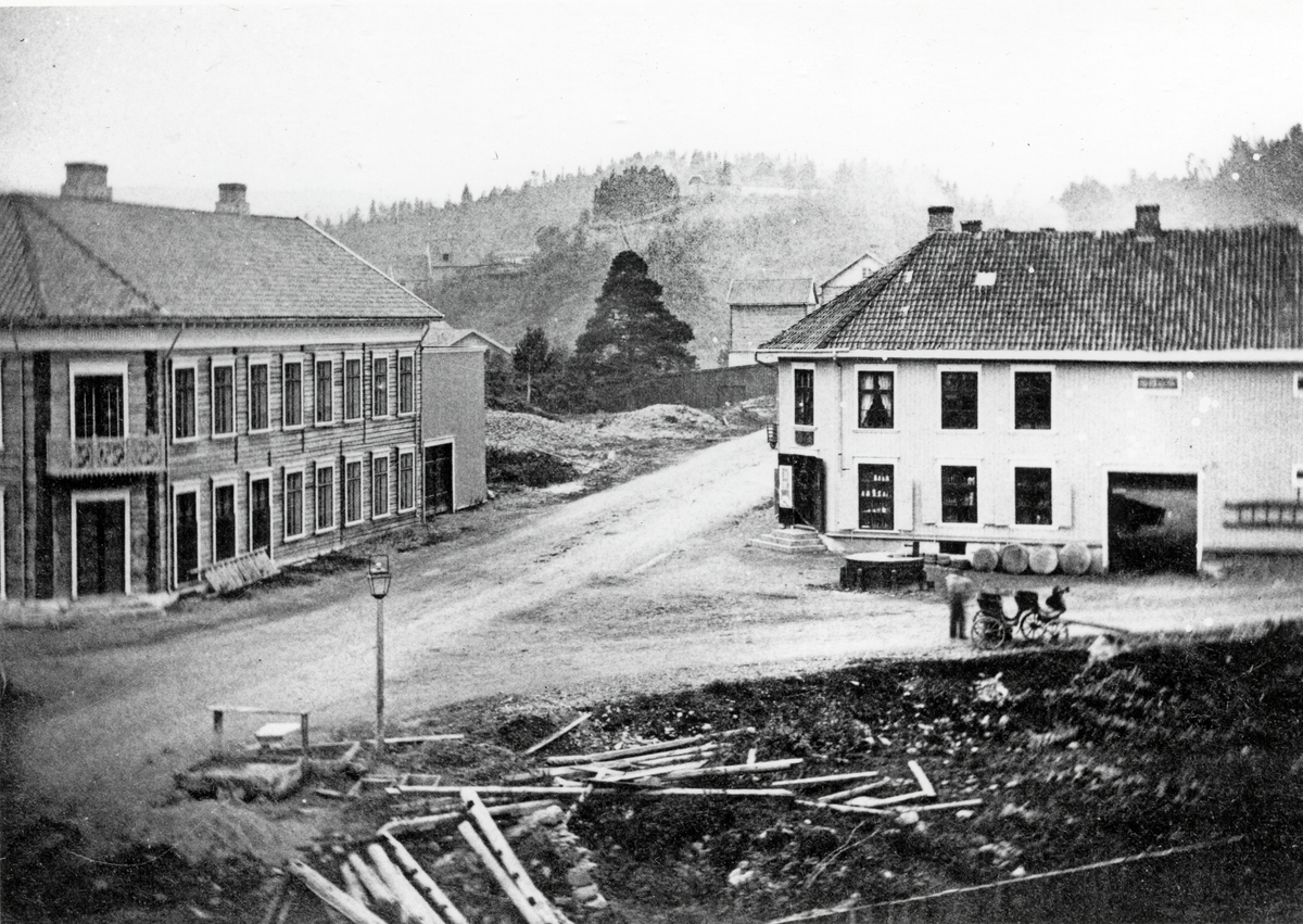 Falkehjørnet med gamle Victoria hotell til venstre, tatt før Eger-gården ble bygget ca. 1865-75