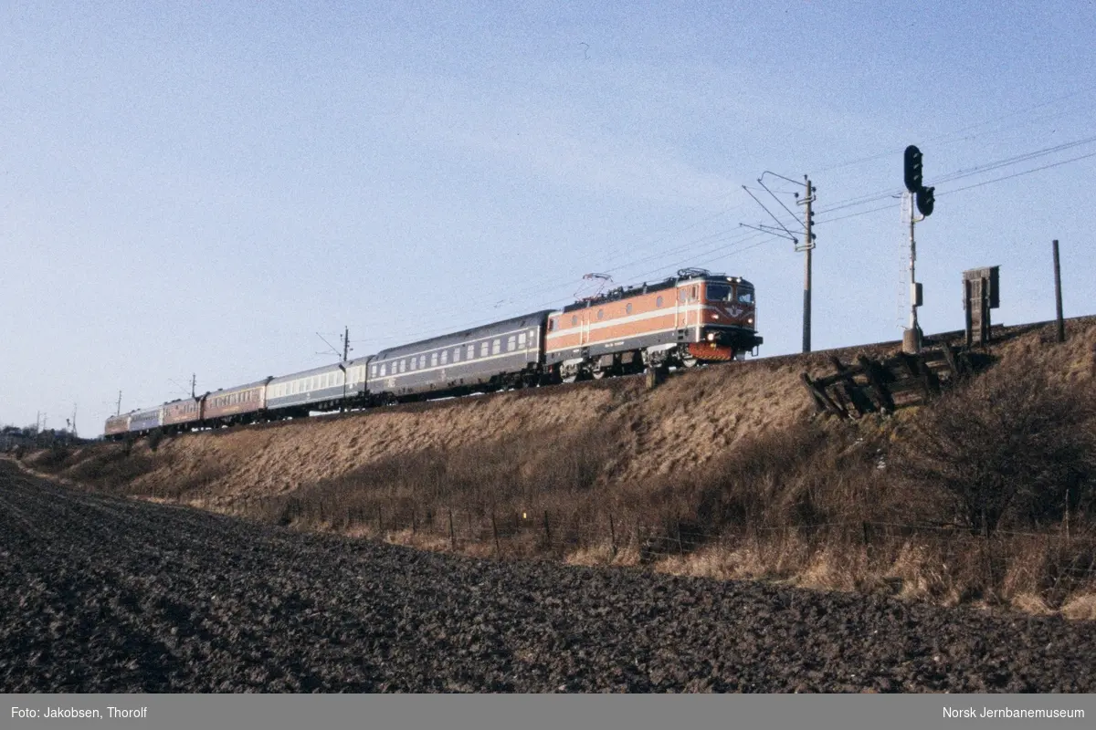 Svensk elektrisk lokomotiv Rc6 med persontog fra Hamburg til Oslo S, tog 390 ved nordre innkjørsignal på Holstad stasjon på Østfoldbanen