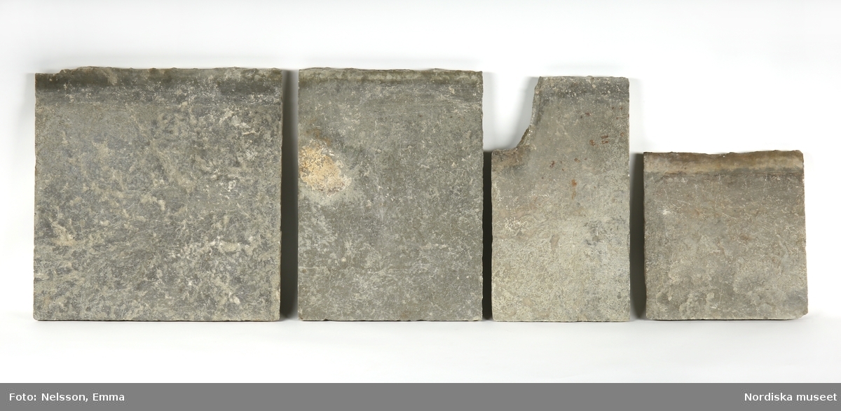 Stenfris, av grå kalksten, totalt 75 delar, av varierande storlekar, omkring 1740.

Anm: Skadade stenar, några tudelade. Stenfrisen har löpt runt hela rummet. Övriga stenhällar placerade under och framför kakelugnen.
/Anna Arfvidsson Womack 2021-07-19
