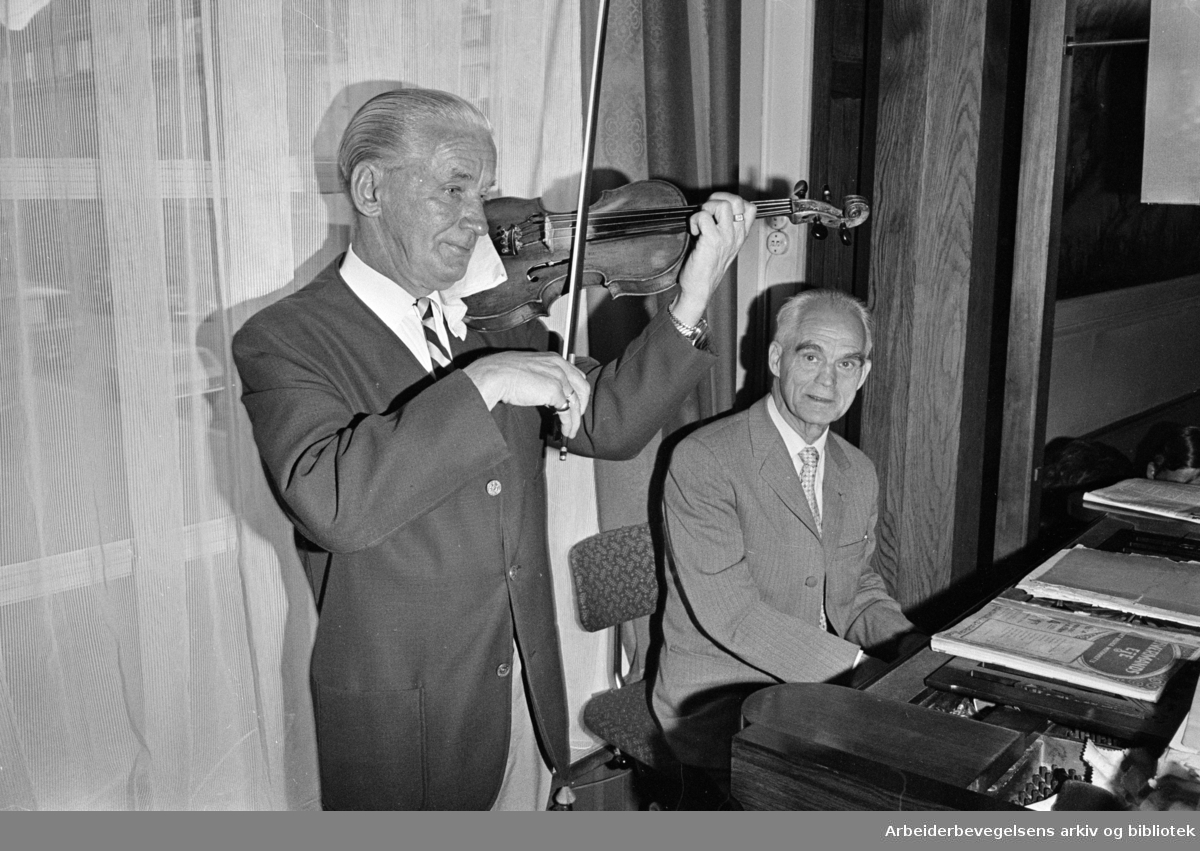 Soria Moria Restaurant. Gunnar Jensen på fiolin og William Lier på piano. Juni 1971