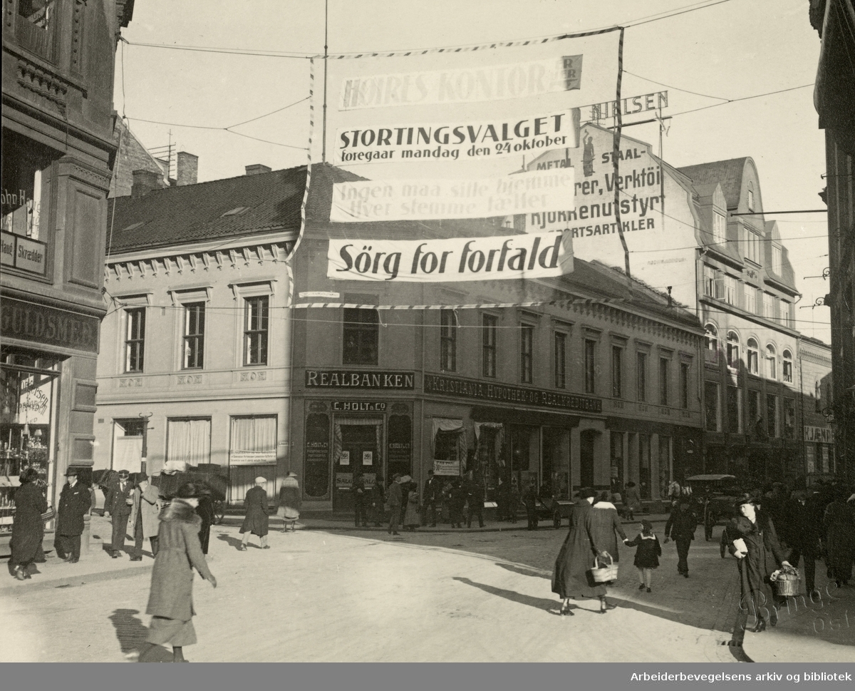Gatebilde fra Oslo ved stortingsvalget i 1921. Torggata 2. .