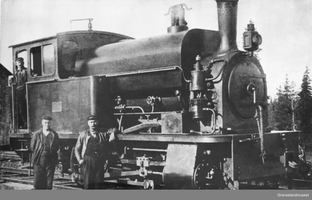 Sydvarangers damplokomotiv, i døra står Anton Samuelson, sjef for rep. Grubevogner i Bjørnevatn, i midten Henrik Sandnes, Bjørnevatn og til høyre Peder Hauge, Kirkenes.