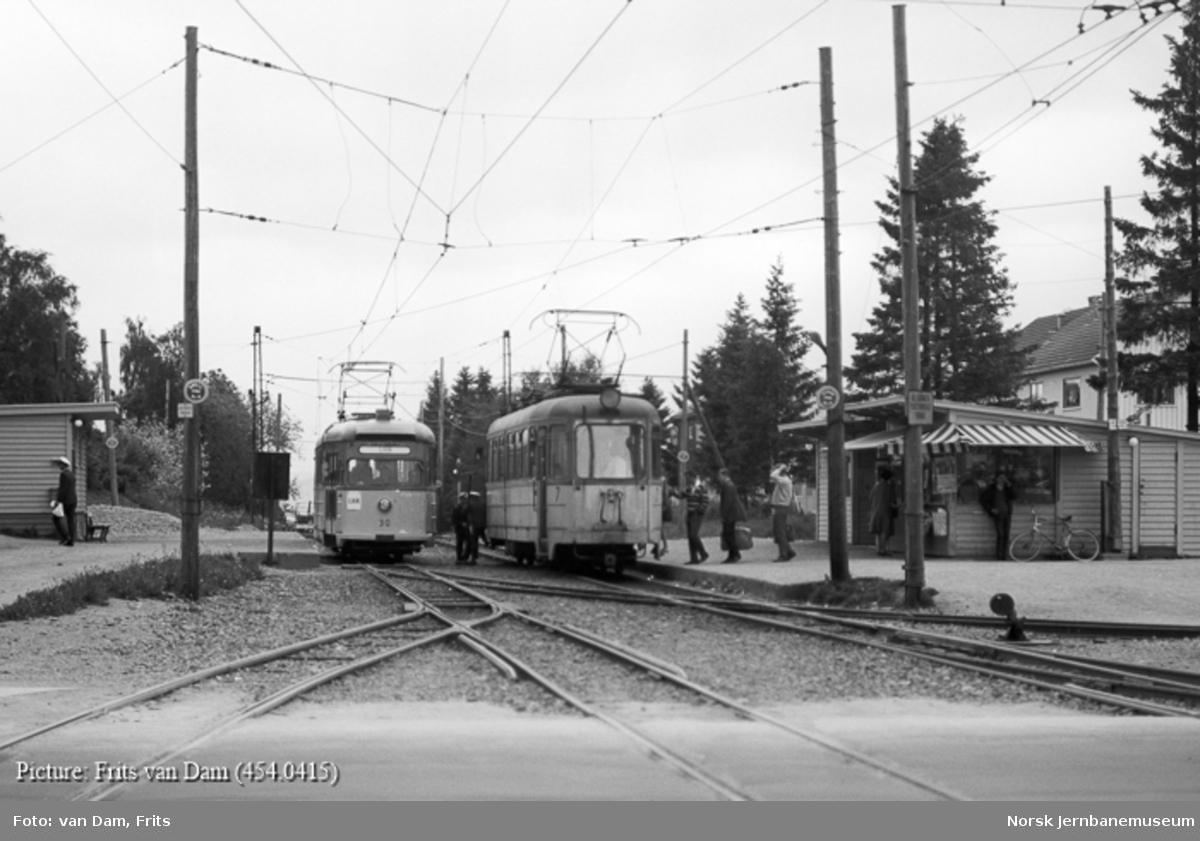 Trondheim Sporvei sporvogn nr. 30 (t.v.) og nr. 7 på Munkvoll holdeplass i Trondheim