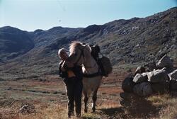 Anne Dyrland og fjordhesten Gaute i fjellet i Skindalen