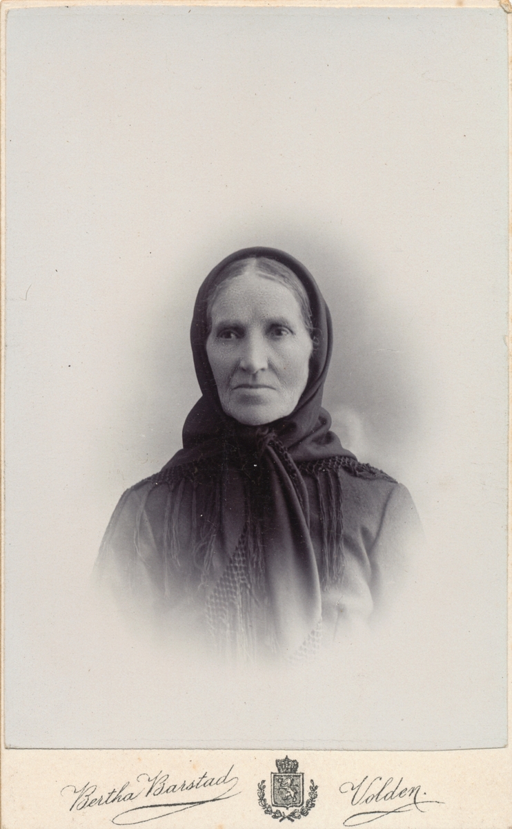 Portrettfotografi av ei kvinne.