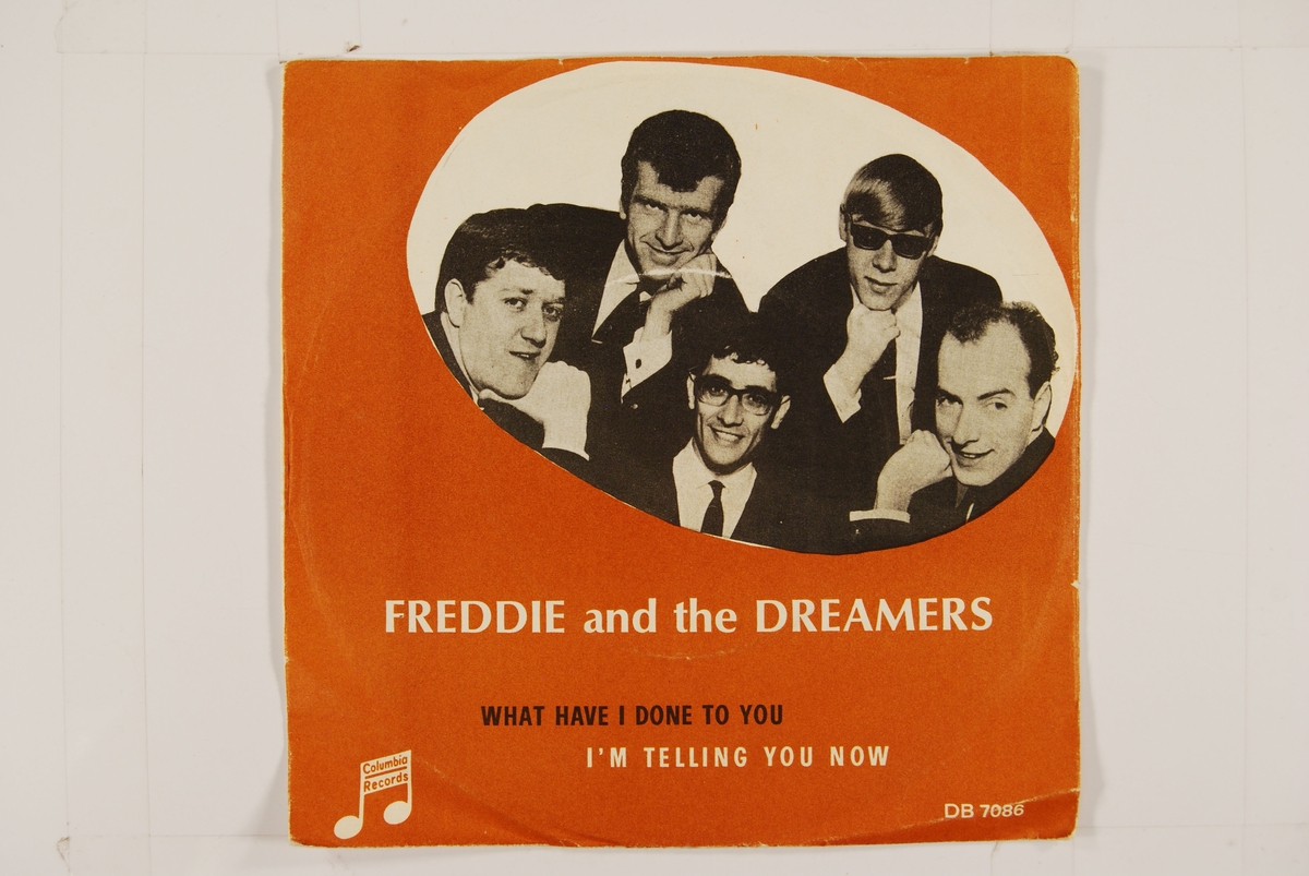 Bilde av medlemmene i "Freddie and the Dreamers". Alle kledd i dress.
