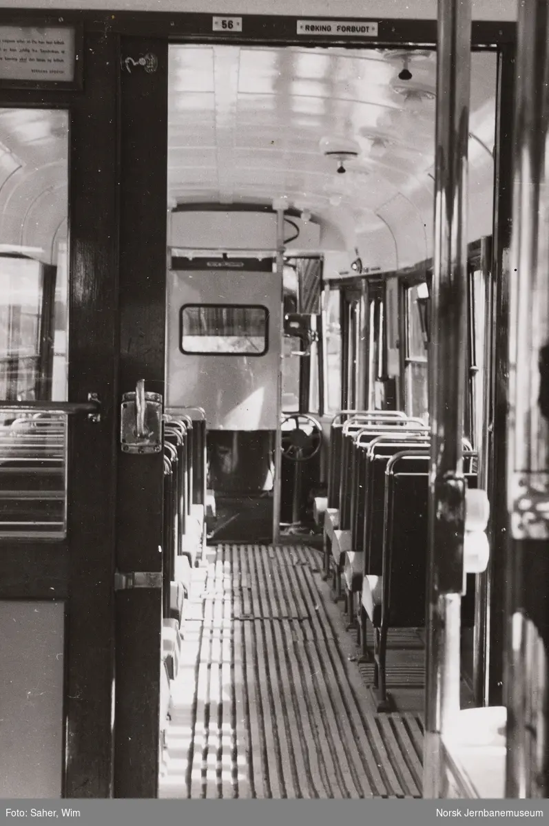 Interiør i Bergen Sporveiers sporvogn nr. 56, fotografert på Minde i Bergen