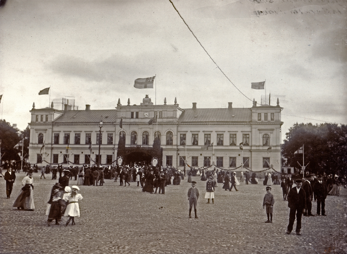 Stortorget i Växjö. Stadshuset vid Oscar II:s besök, 1900.