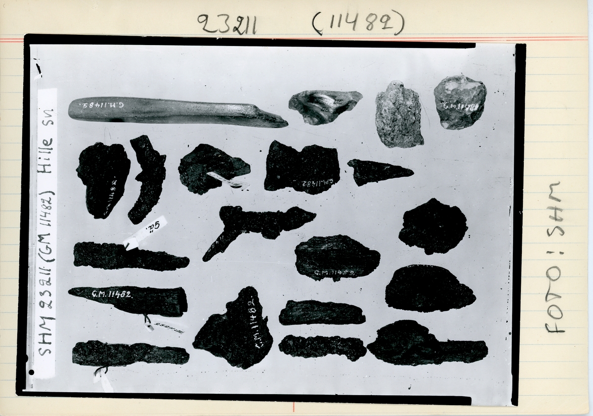 Arkeologiskt fynd från järnåldern bestående föremål från en kittelgrav, en skelettgrav och en brandgrav.