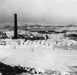 Utsikt fra kote 60 over brikettverket, Kirkenes vinteren 194