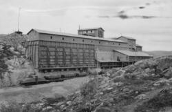 Grovknuserverket i Bjørnevatn, 1928. Malmtoget er under last