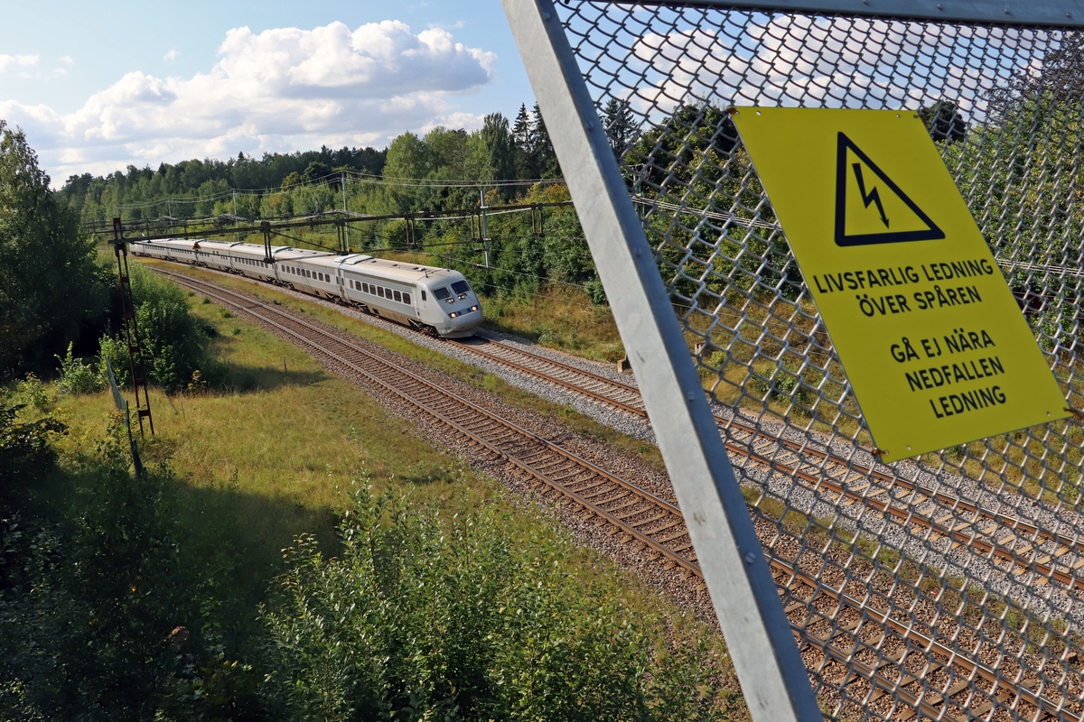 Vy från järnvägsbron i Malmslätt, Linköping. X2000 tåg. Järnväg. Järnvägsledning. Snabbtåg. 

Bilder från staden Linköping, Östergötland, år 2021.