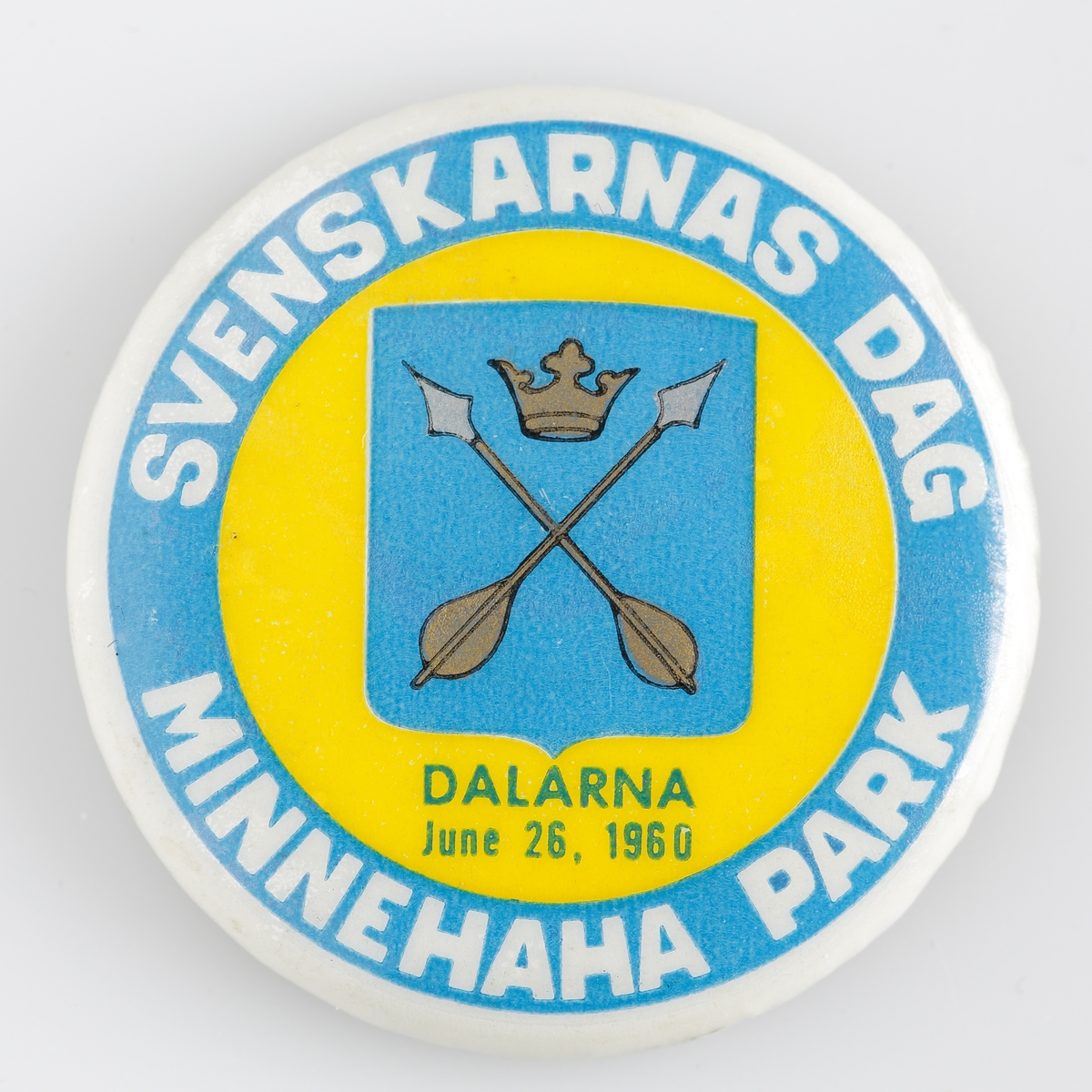Nålmärke med texten "Svenskarnas dag Minnehaha Park" från 1960 och med Dalarnas länsvapen.