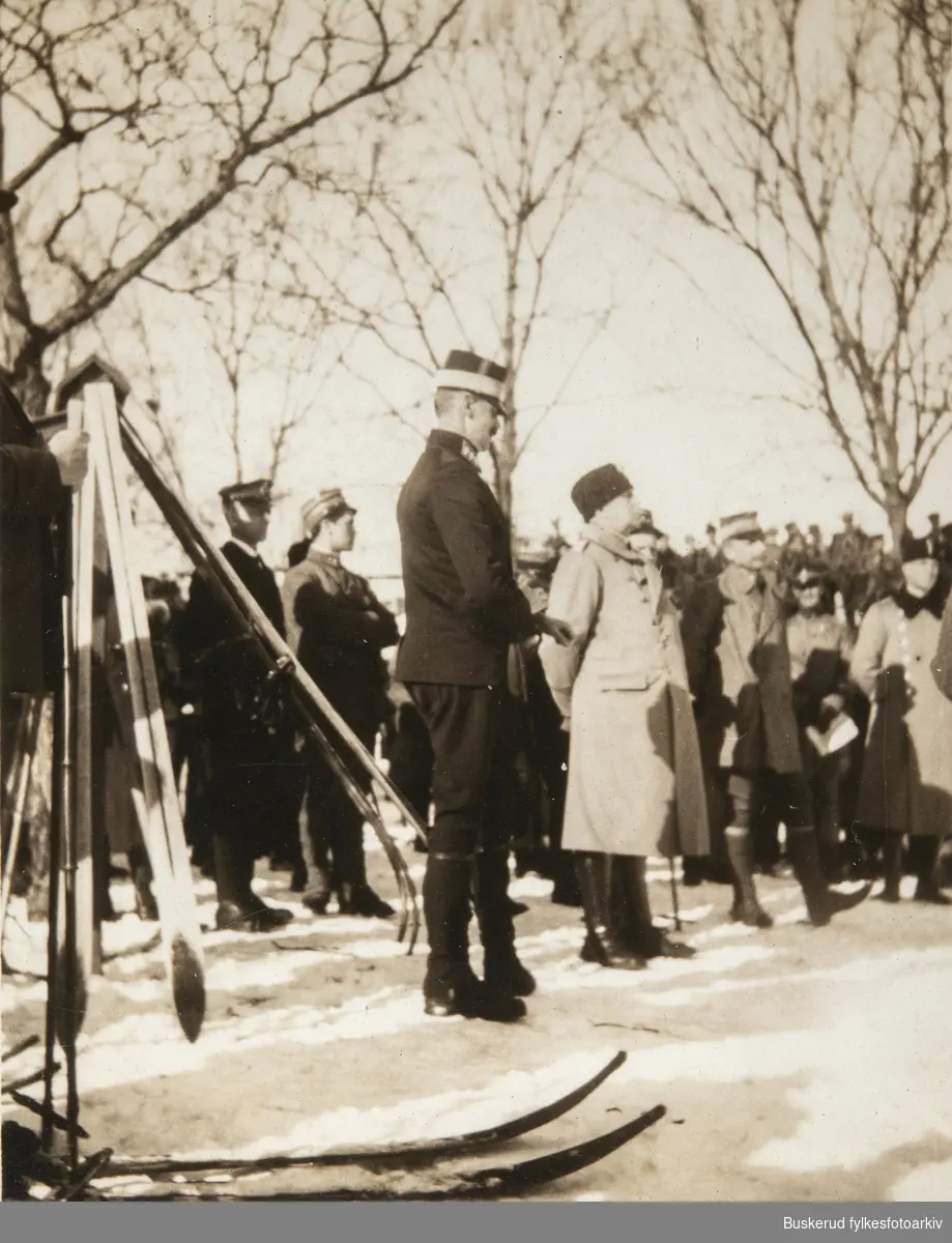 Kong Haakon besøkte en Gardeøvelse på Ringerike i 1927. 