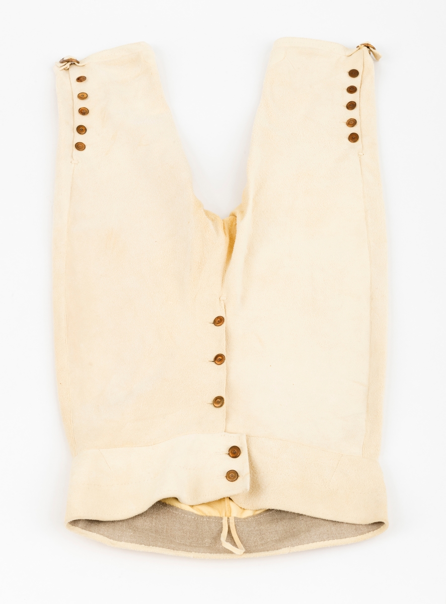 Knebukse av semsket elgskinn. Buksa er en kopi av bukse fra Gauldalen i Sør-Trøndelag, ca år 1800. 