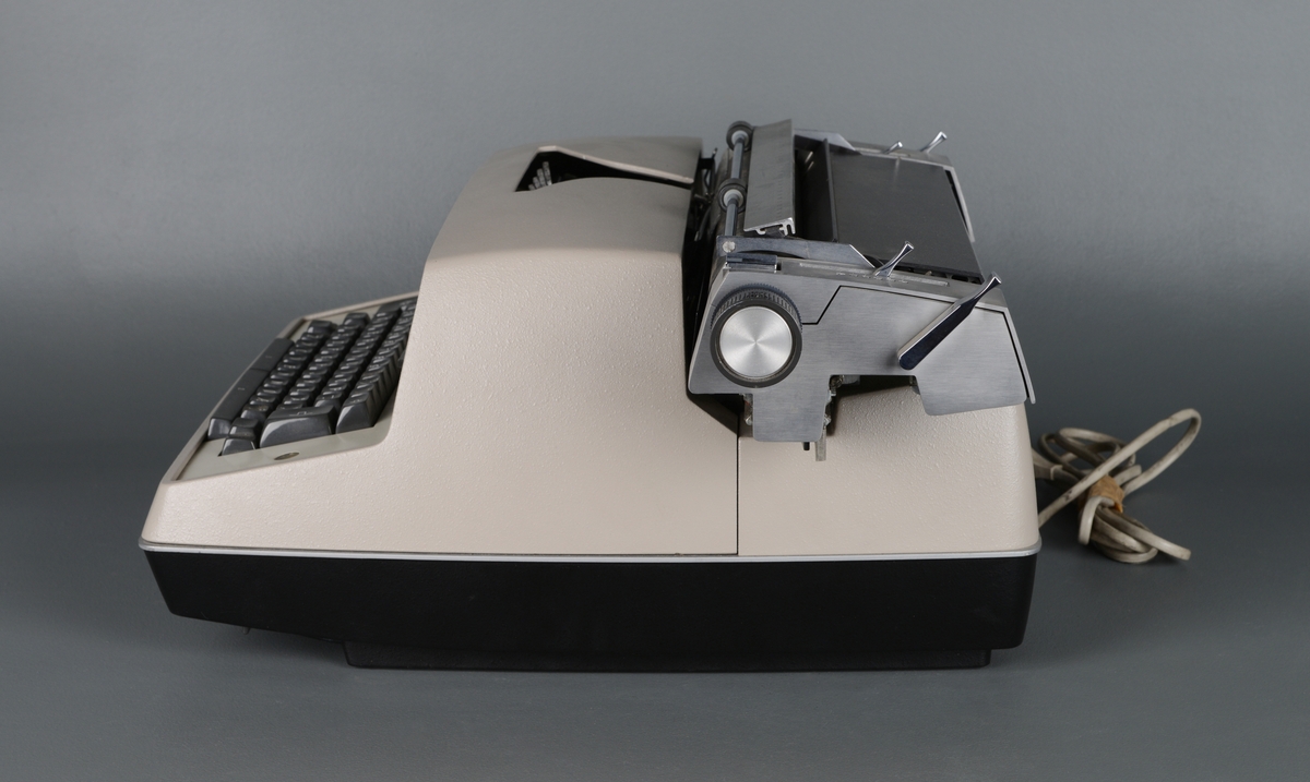 IBM Executive elektrisk skrivemaskin med ledning. Lys grå skrivemaskin fra IBM i plast, med norsk tastatur.