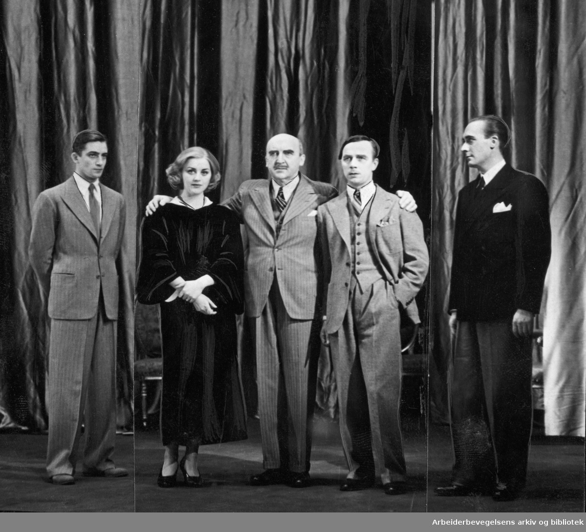 Nationaltheatret. Ronald Fangens skuespill "Som det kunde ha gått". Fra venstre: Georg Løkkeberg, Åse Bye, Harald Stormoen, Alfred Maurstad og Harald Schwenzen. Premiere 22 November 1935.