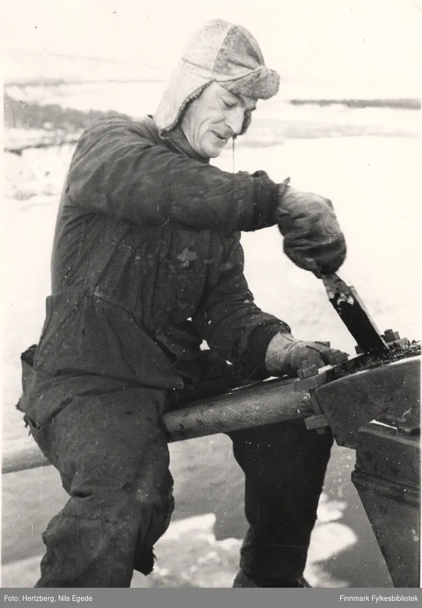 Arbeidet foregår på Tana bru, 1947. Alfred Niemi på tårntoppen. Se også bildene 280-312.
