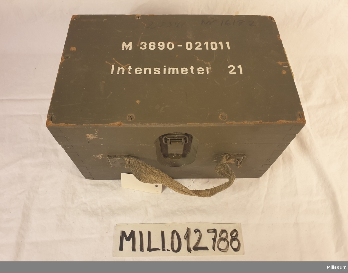Intensimeter 21

Delar: instrument, låda, bärrem, instruktionsbok. Påskrift: 21200 r/h   nr 16706, på lådan M 3690-021011.
