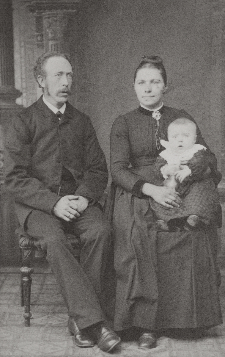 Petter (1855-1939) og Mathilde  (1866-1952) Bjørndalen og datteren Anna Bjørndalen (1889-1963)