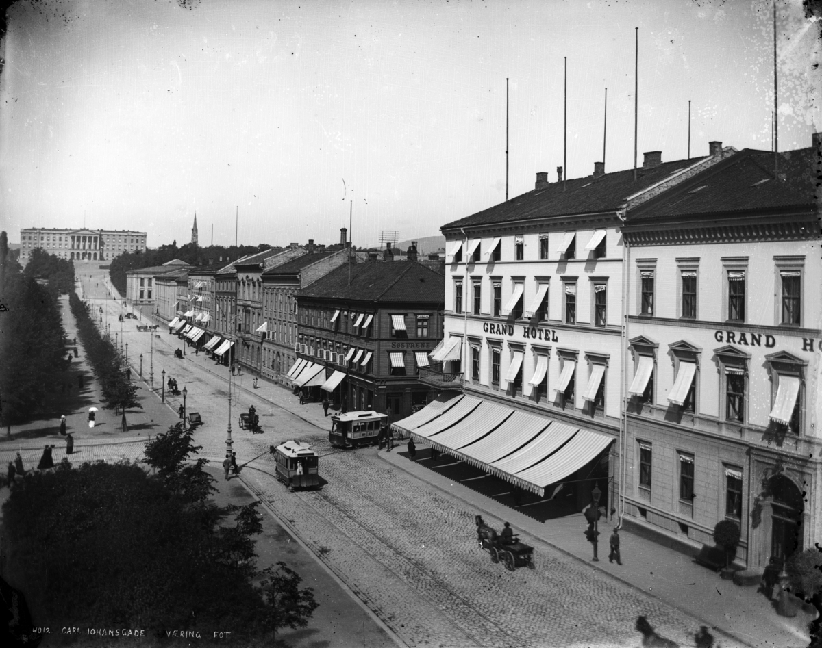 Karl Johans gate fra Storinget mot Slottet. Grand Hotel