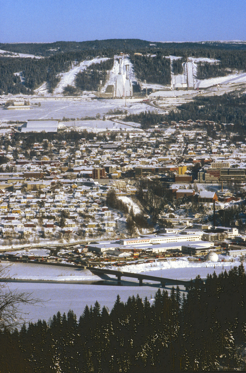 Lillehammer. OL-parken i bakgrunnen. Gudbrandsdalslågen og Strandtorget i forgrunnen. Strandtorget ble brukt som bussterminal under OL 1994. Utsikt mot øst fra Saksumsdalsvegen.
