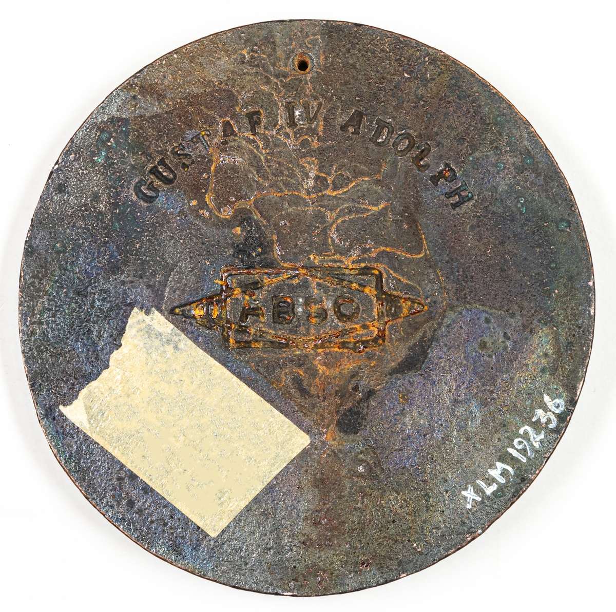 Medaljong, gjutjärn. Rund platta försedd med hål för fastsättning. I relief , bröstbild. Högerprofil av Gustav IV Adolph. På baksidan "GUSTAF IV ADOLPH" och märket ABSO.