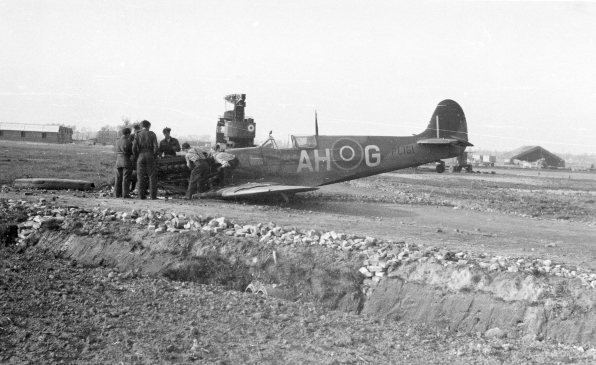 Spitfire MkIXe PL161 AH-G fra 332 skvadronen har krasjlandet, og skadene undersøkes.