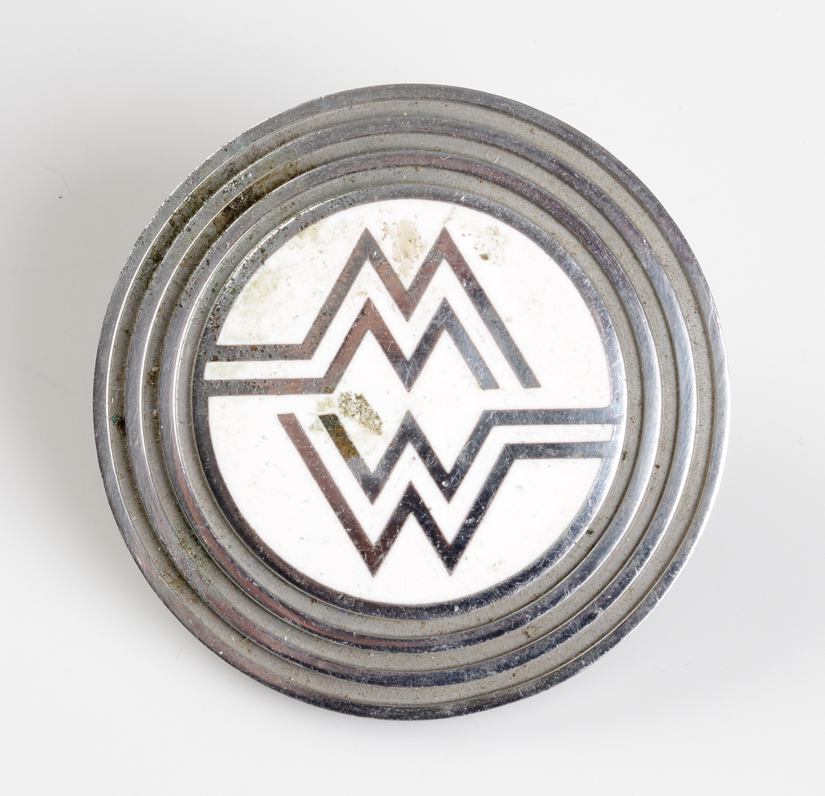 Emblem för detaljhandelsföretaget MW (Montgomery Ward).