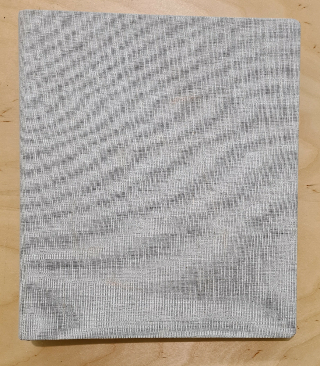VM29655:6 Spinningskurshäfte.
En ringpärm med spinningskursanteckningar från Johanna Brunssons vävskola. Pärmen har senare klätts med grå textilie.

En samling vävböcker. Böckerna innehåller vävlära, mönster, teckningar samt vävprover.