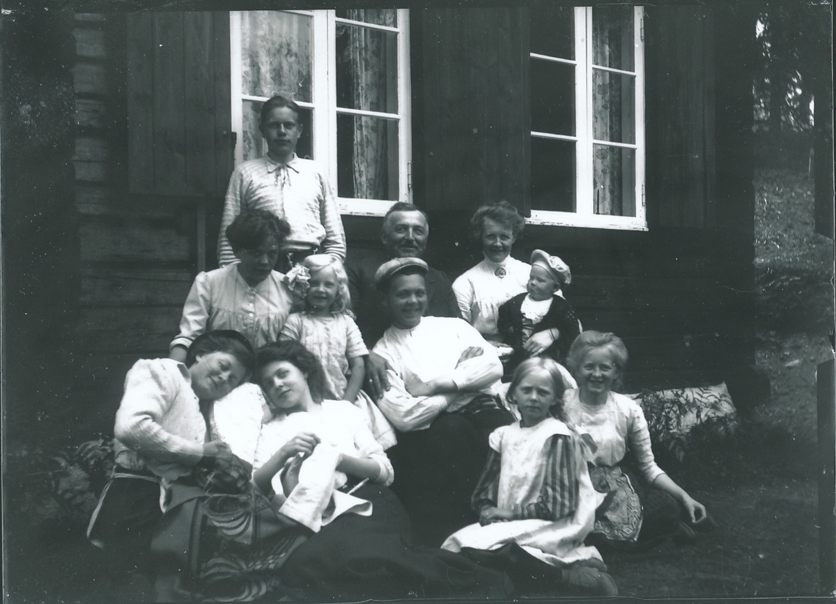 Medlemmer og venner av familien Rydgren, trolig på Mosjøhytta i Nordmarka.