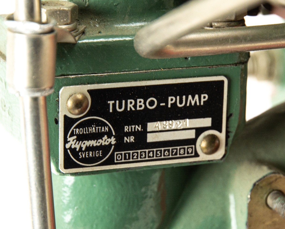 EBK-pump RM6, uppskuren för undervisning och monterad på trästativ.