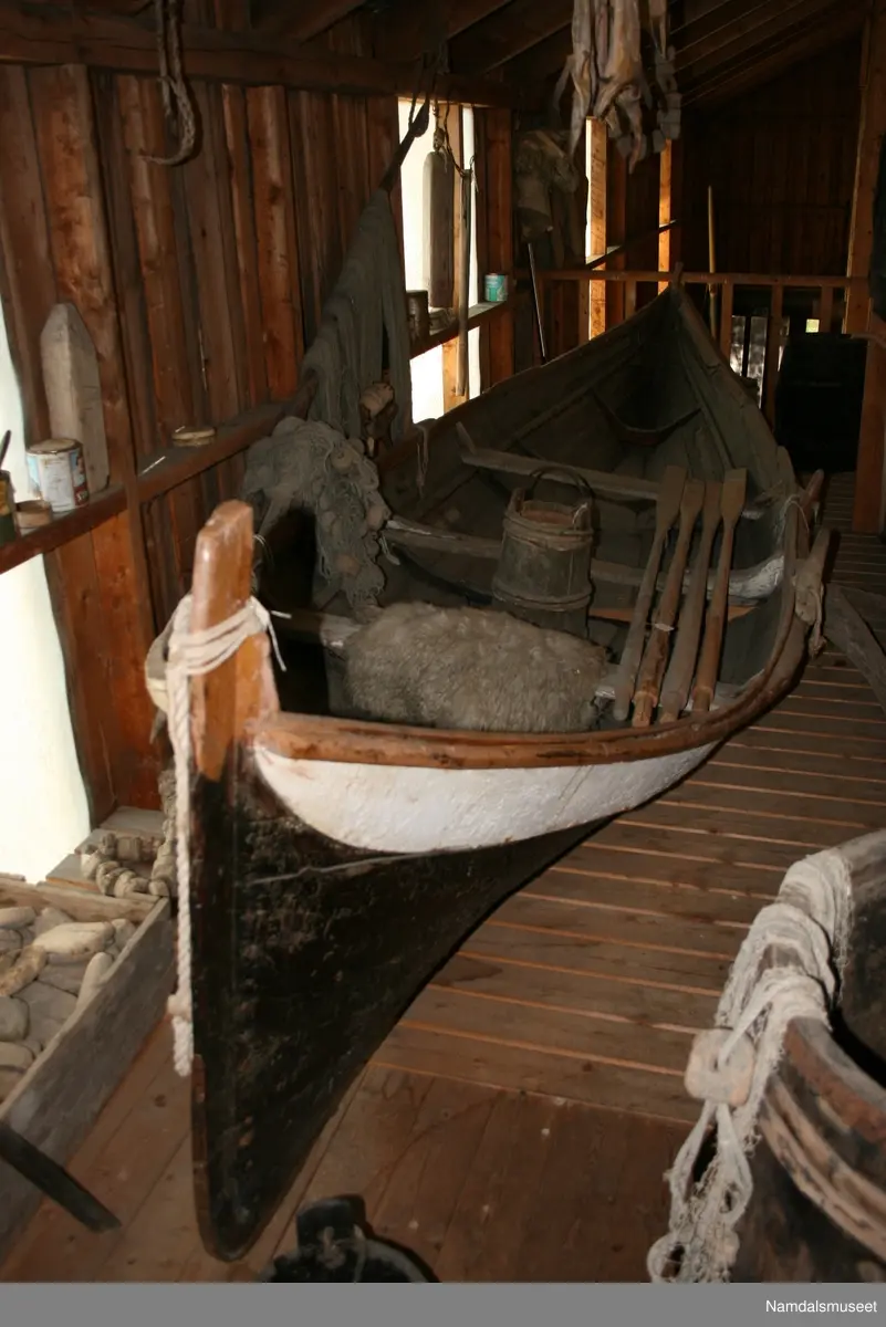 Færing med seil og to par årer. - Namdalsmuseet / DigitaltMuseum