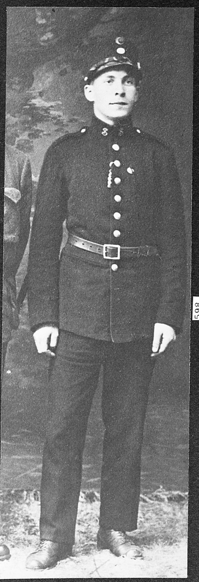 Nils Pedersen Solumsmoen i underoffiseruniform, ca. 1919.