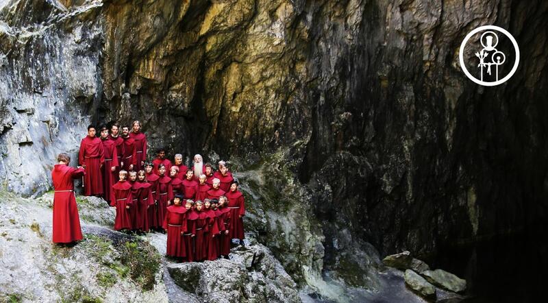 St. Hallvard-guttene i røde korkapper står og synger i en fjellformasjon. (Foto/Photo)