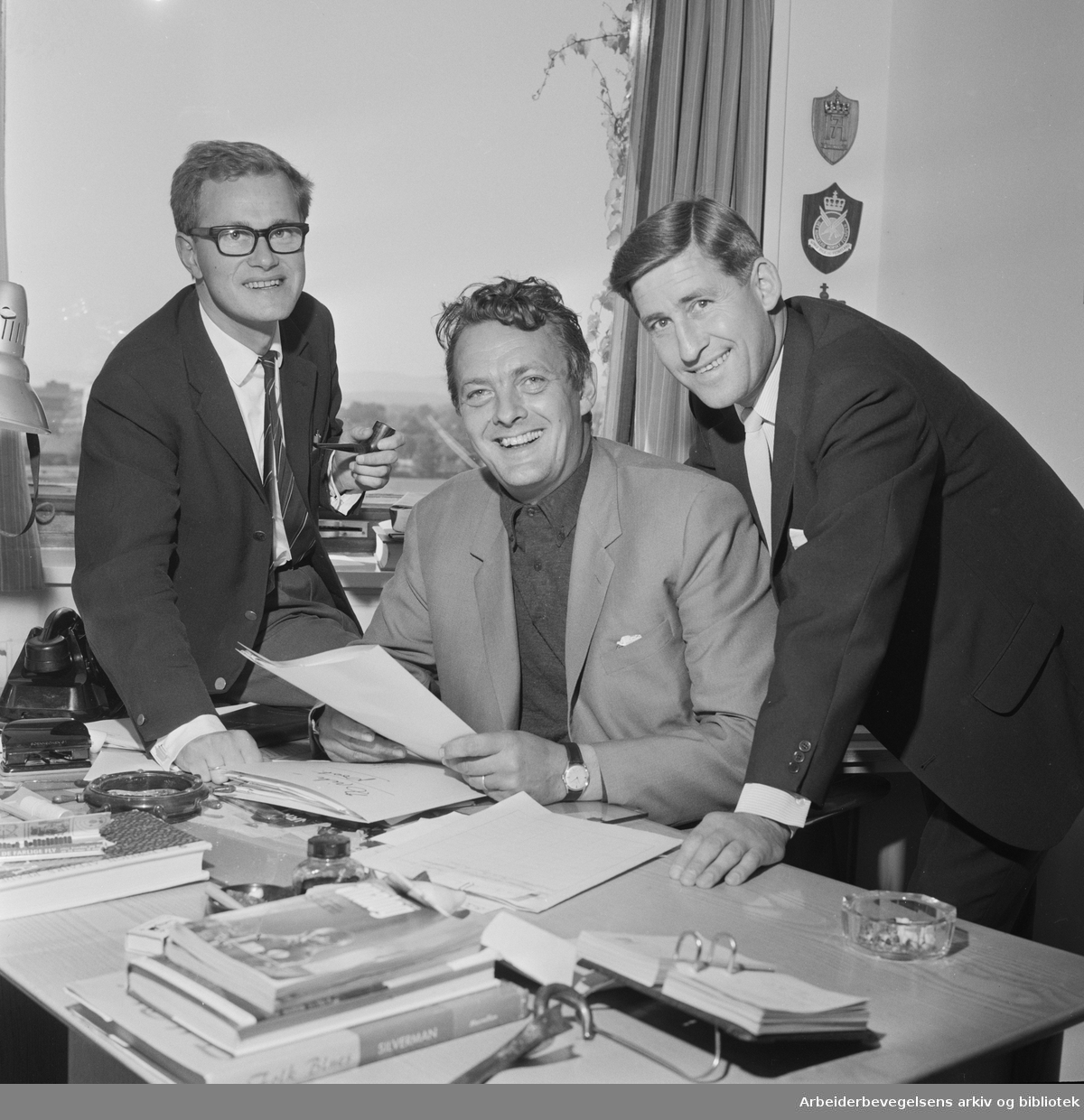 "Populær trio på India-tur". Fra venstre: programinstruktør Knut Midttun, Erik Bye og filmfotograf Arild Nybakken. August 1966