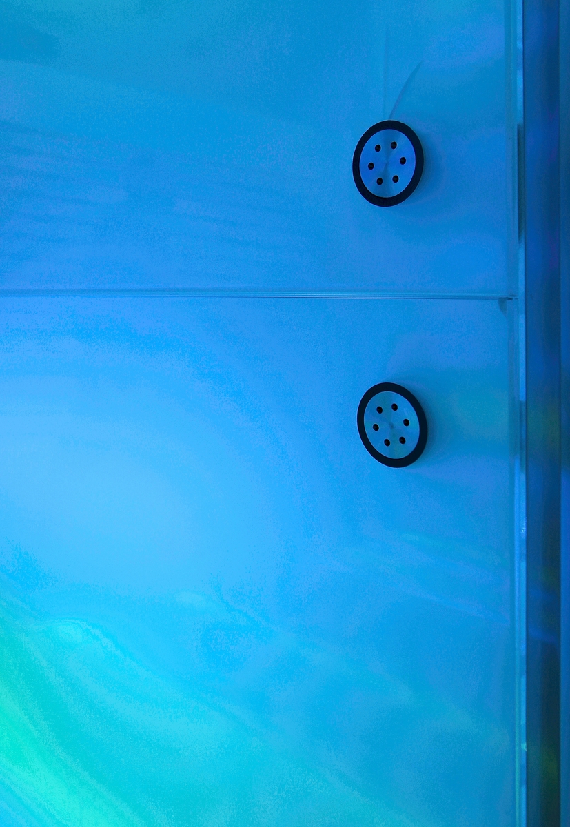 Installasjonen er en tolkning av elvens bevegelser. Bardufoss ligger nord for polarsirkelen i mørketidens og midnattsolens rike, noe som skaper helt spesielle forutsetninger for arbeid med lys. ”Den hvite elven” dominerer den mer enn 100 meter lange glassgata som går gjennom hele ”Istindportalen” og er med på å skape en klar identitet til rommet.