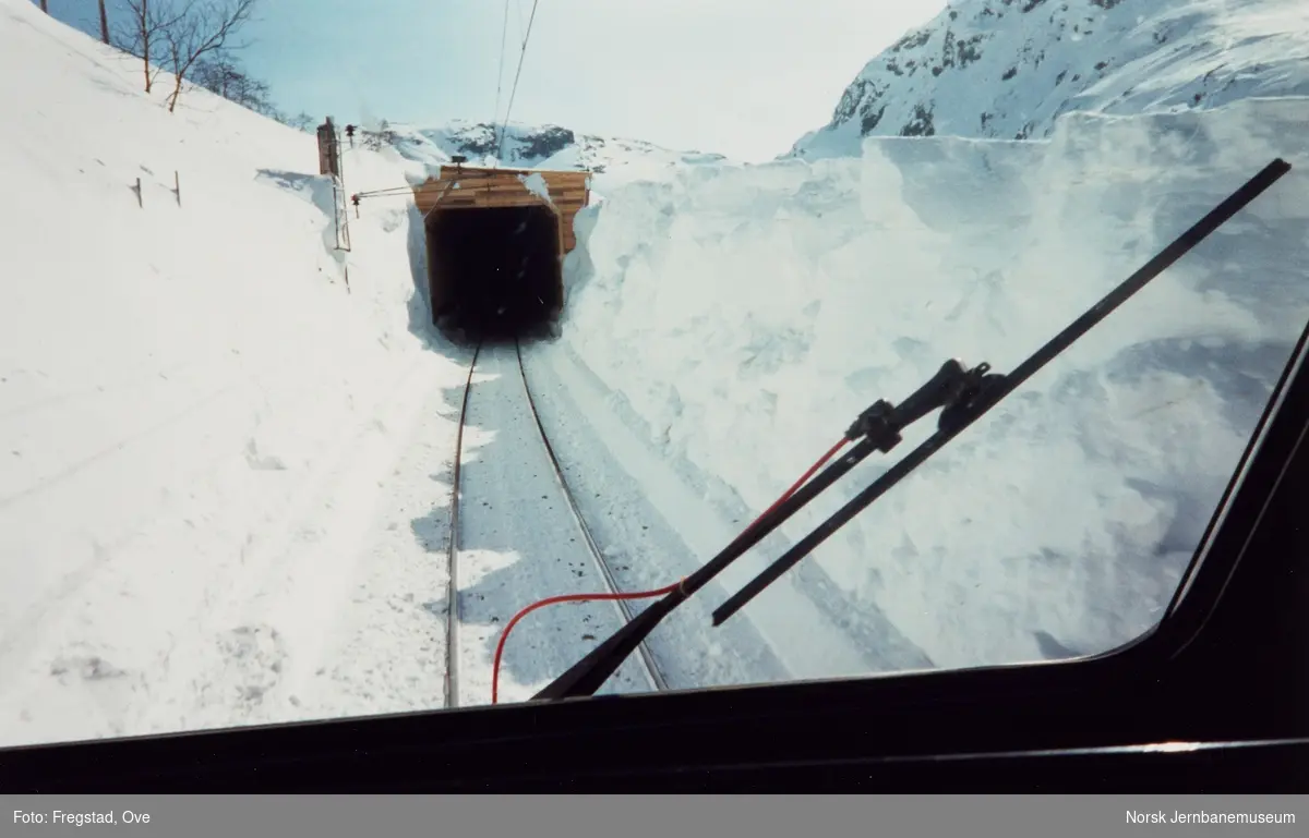 Store snømengder ved Nedre Lillekleven tunnel mellom Hallingskeid og Myrdal.  Utsikt fra lokomotivet