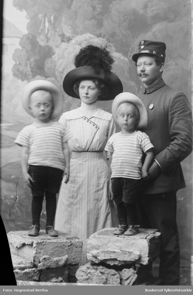 Sersjant Paulsen med sin kone og sine to barn