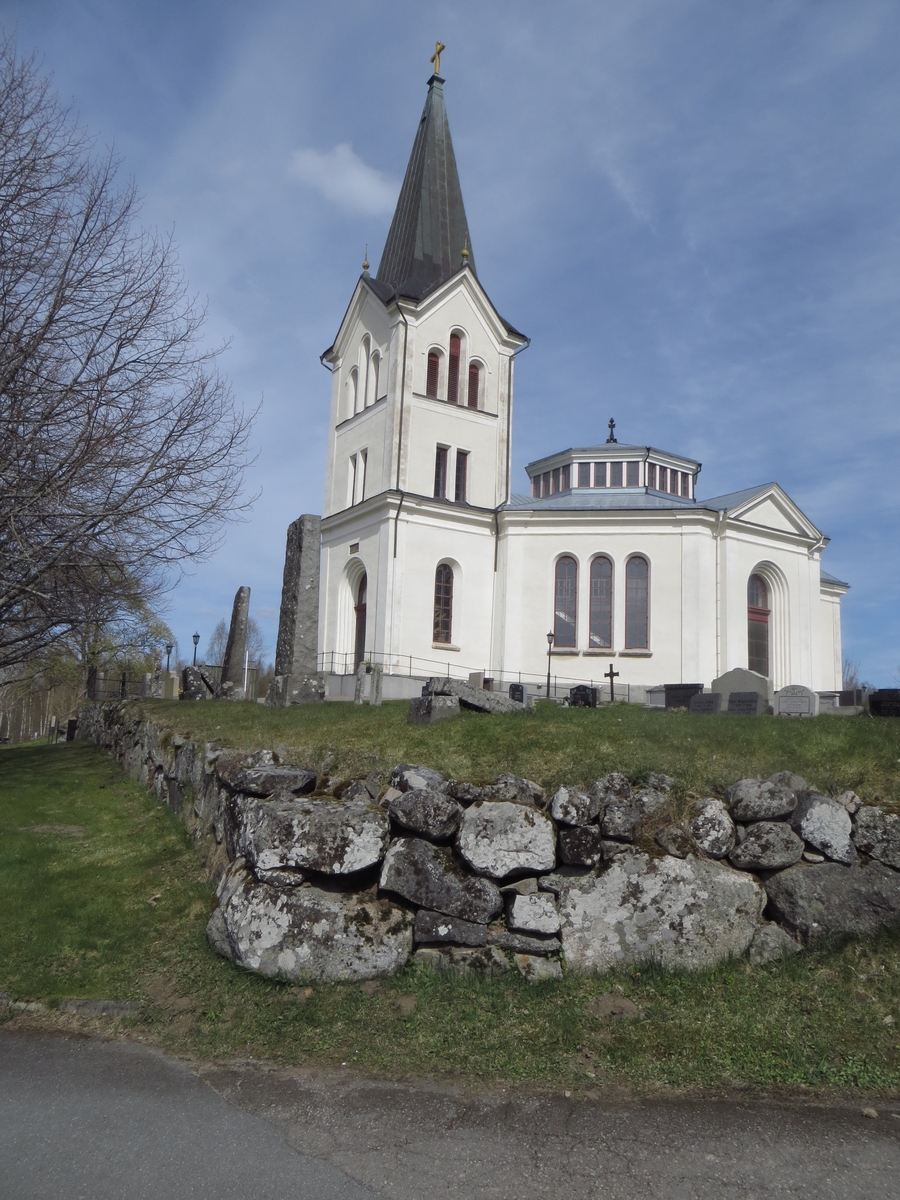 Öggestorps kyrka och kyrkogård.